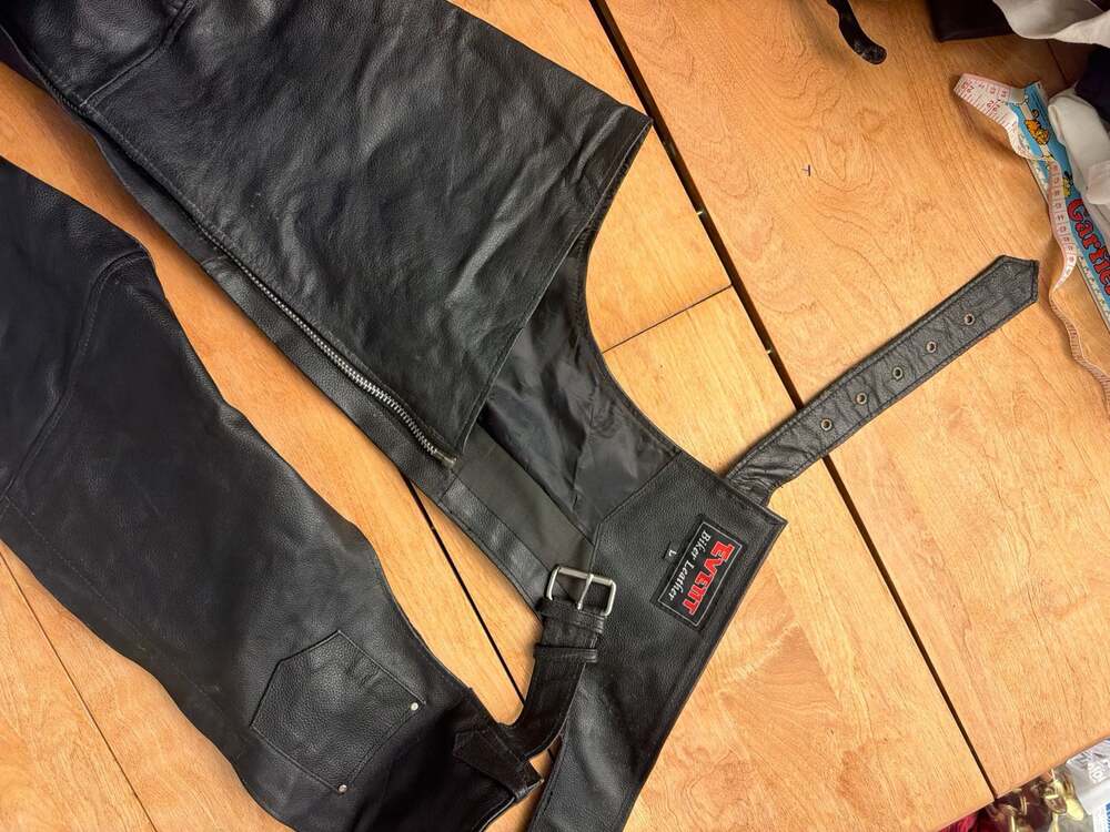 EVENT Biker Leather Black Unlined Motorcycle Chaps with Pockets and Snaps Size L